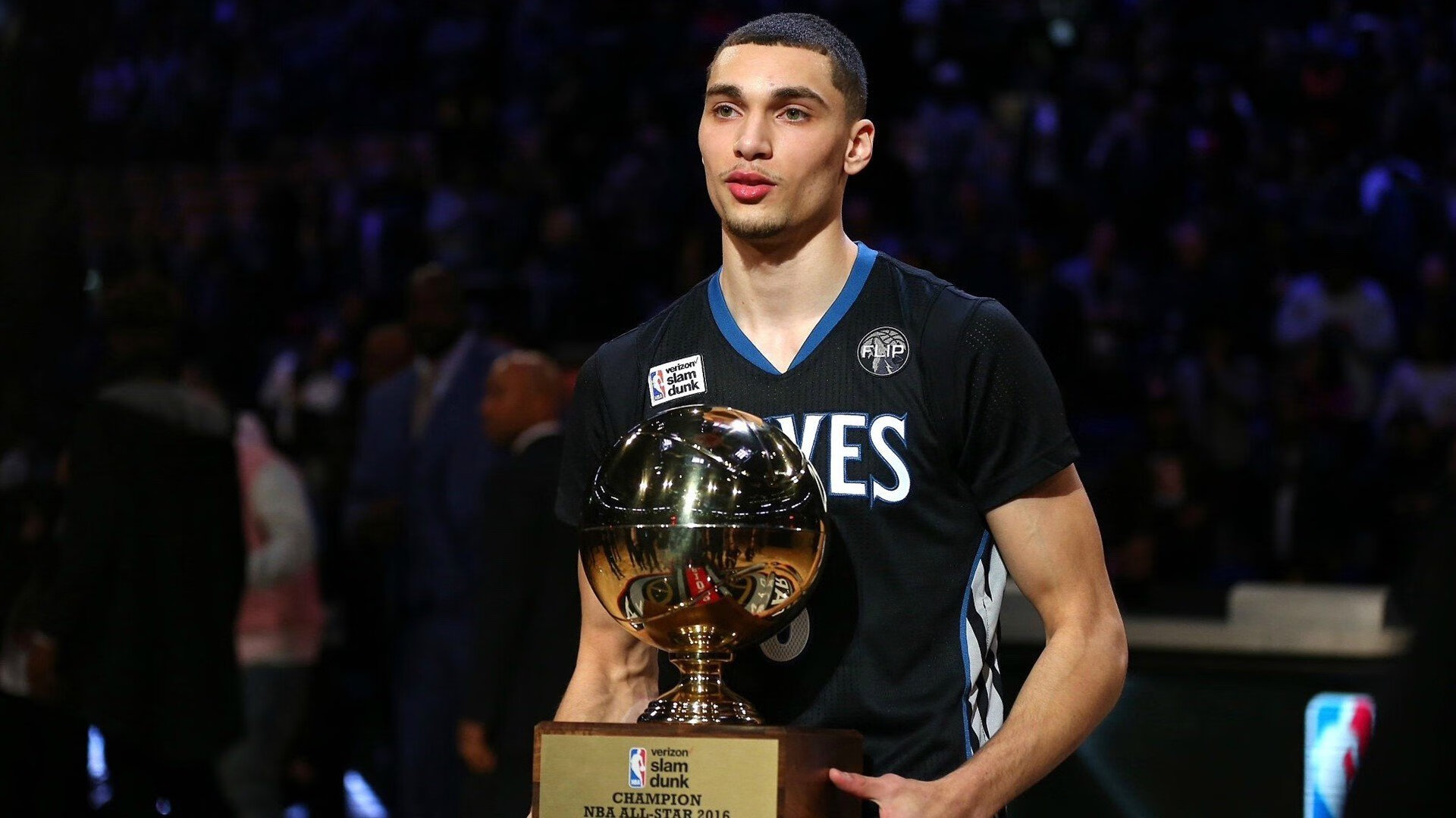 F1街道赛之夜，爱德华兹的舞台法则—聚光灯越亮，他越强